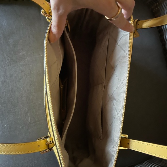 Yellow MK Michael Kors tote bag - Picture 5 of 8